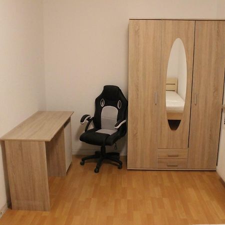 Zimmer Sucht Bewohner Duisburg Exteriér fotografie