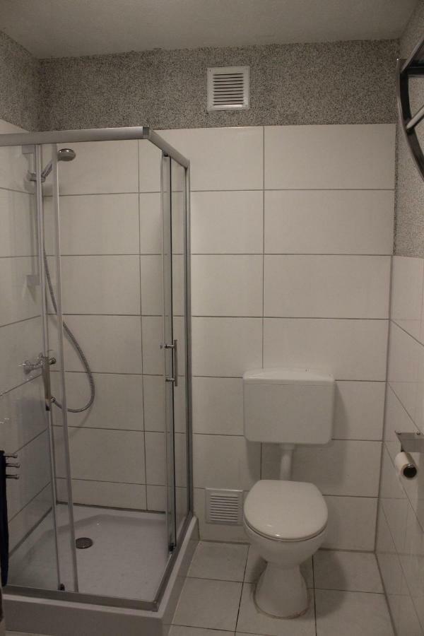 Zimmer Sucht Bewohner Duisburg Exteriér fotografie