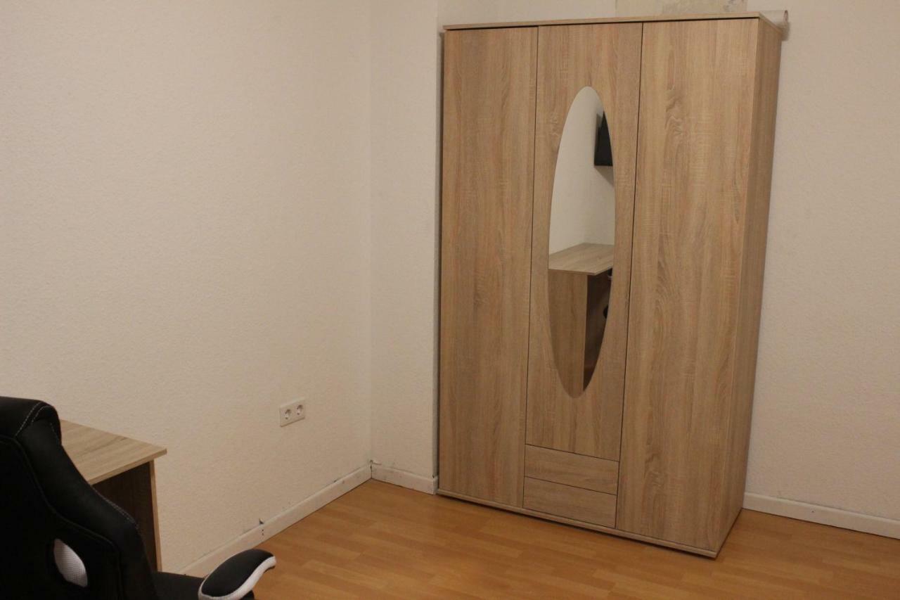 Zimmer Sucht Bewohner Duisburg Exteriér fotografie